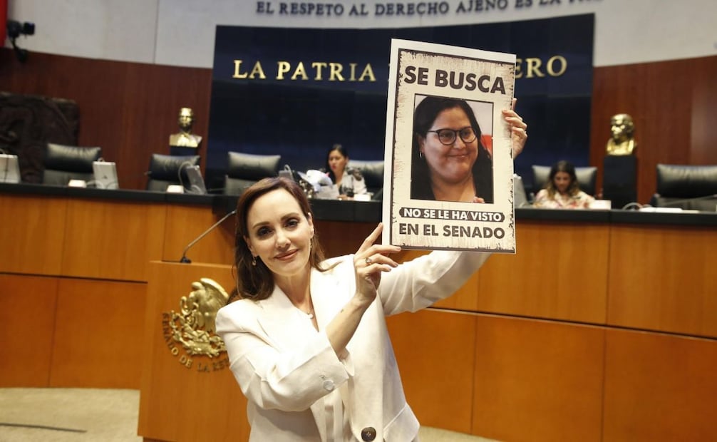 La senadora panista Lilly Téllez muestra un cártel con la imagen de la senadora morenista Citlalli Hernández en donde cuestiona que se le ve muy poco en el Senado, tras el arranque de las campañas electoral (02/04/2024). Foto: Cuartoscuro