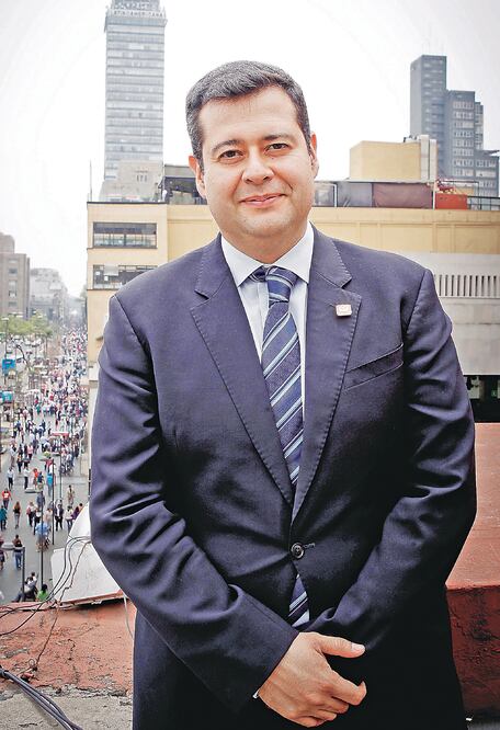 El secretario que no canta mal las gruperas