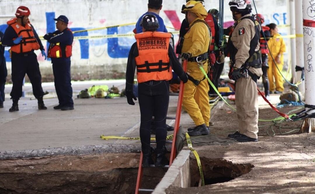 Su cuerpo estaba bajo una loza en la zona del socavón, por lo que se realizaron maniobras para su rescate. Foto: Especial