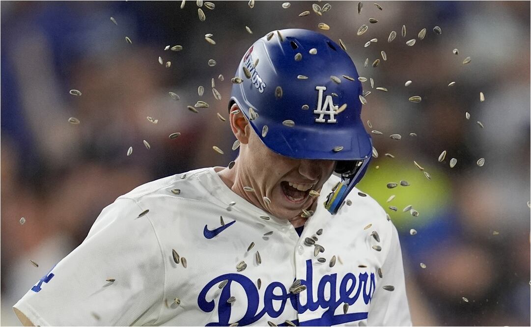 Will Smith recibe la lluvia de semillas en Dodger Stadium. FOTO: AP