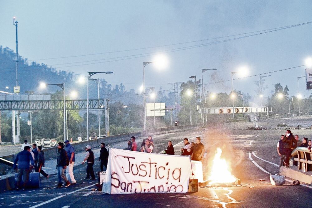 El enojo de los habitantes mexiquenses por los presuntos abusos de la policía capitalina llevó a que cerraran la autopista desde el domingo en la noche hasta ayer. (HUGO GARCÍA. EL UNIVERSAL)