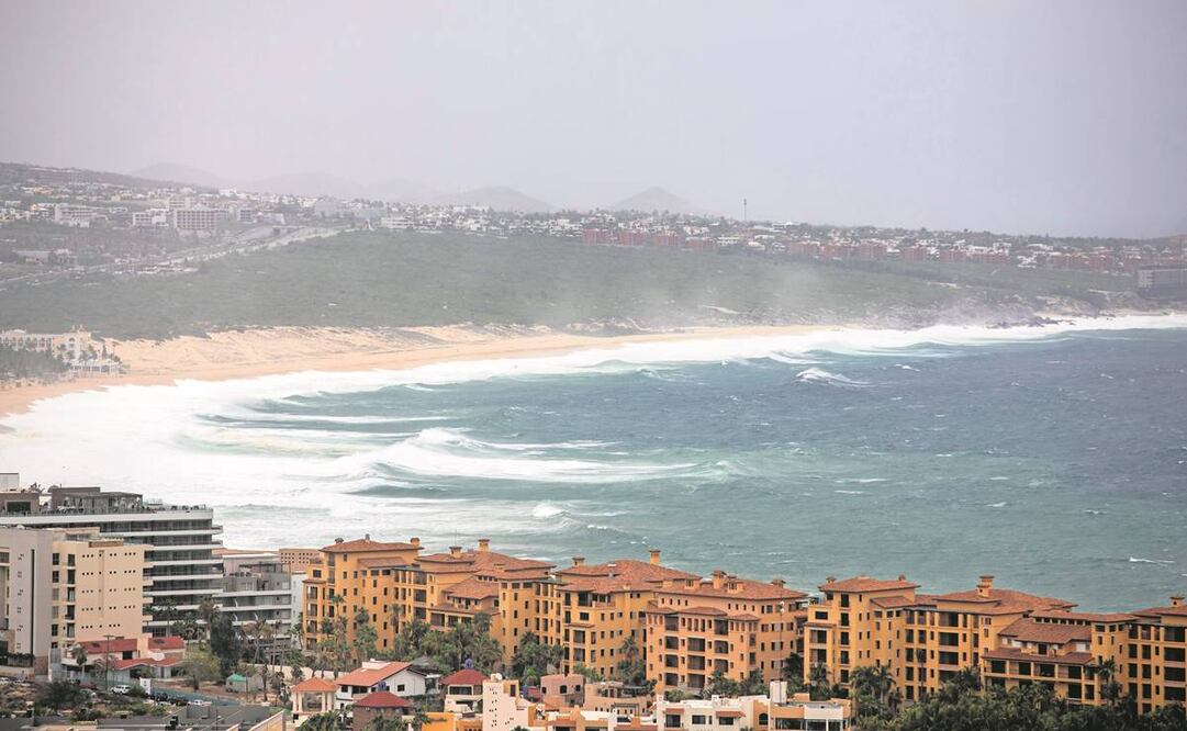 En BCS, las autoridades anunciaron el cierre de puertos de los cinco municipios a toda la navegación menor y el cierre del aeropuerto de La Paz. Foto: Fernando Castillo/ EL UNIVERSA
