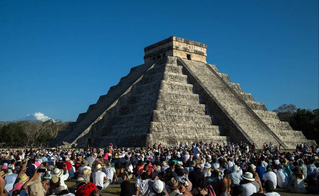 Muchas personas reciben la primavera en la Zona Arqueológica de Chichén Itzá. Archivo EFE.