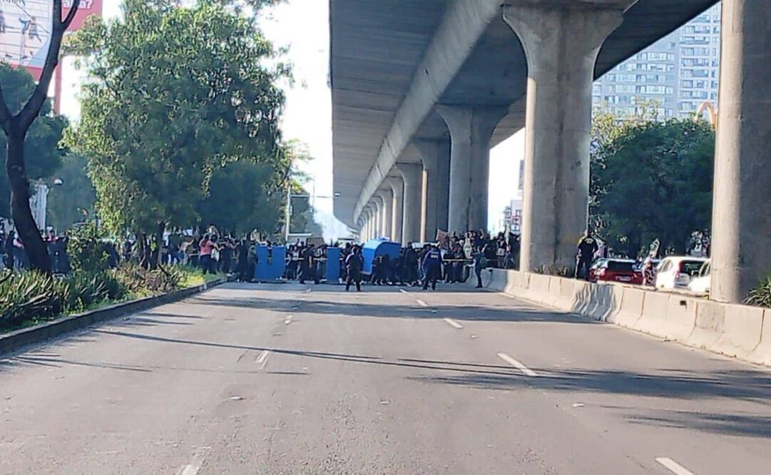 Estudiantes de la Universidad Pedagógica Nacional bloquean circulación de Periférico Sur.
Foto: Especial.