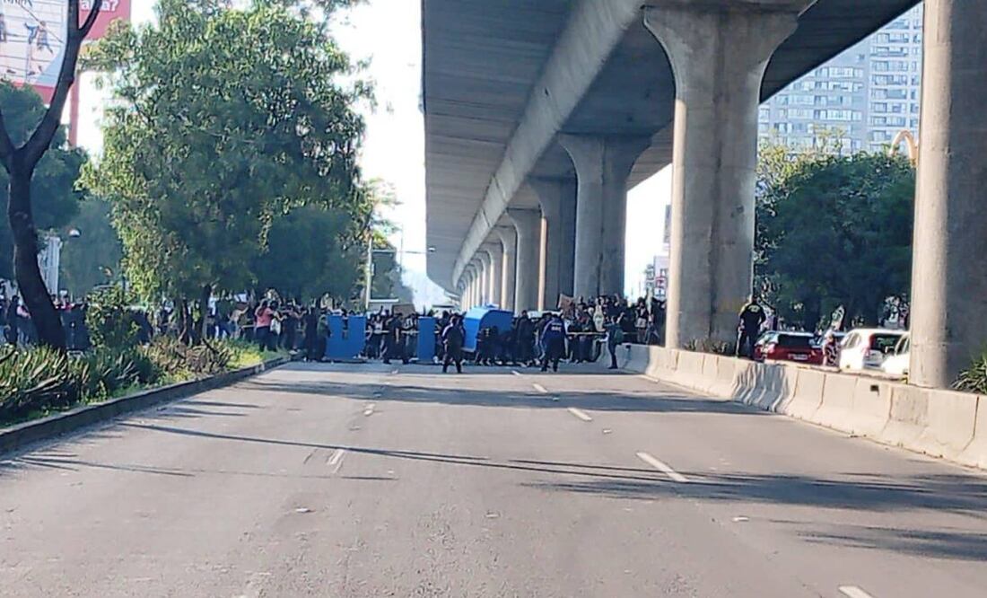 Estudiantes de la Universidad Pedagógica Nacional bloquean circulación de Periférico Sur.
Foto: Especial.