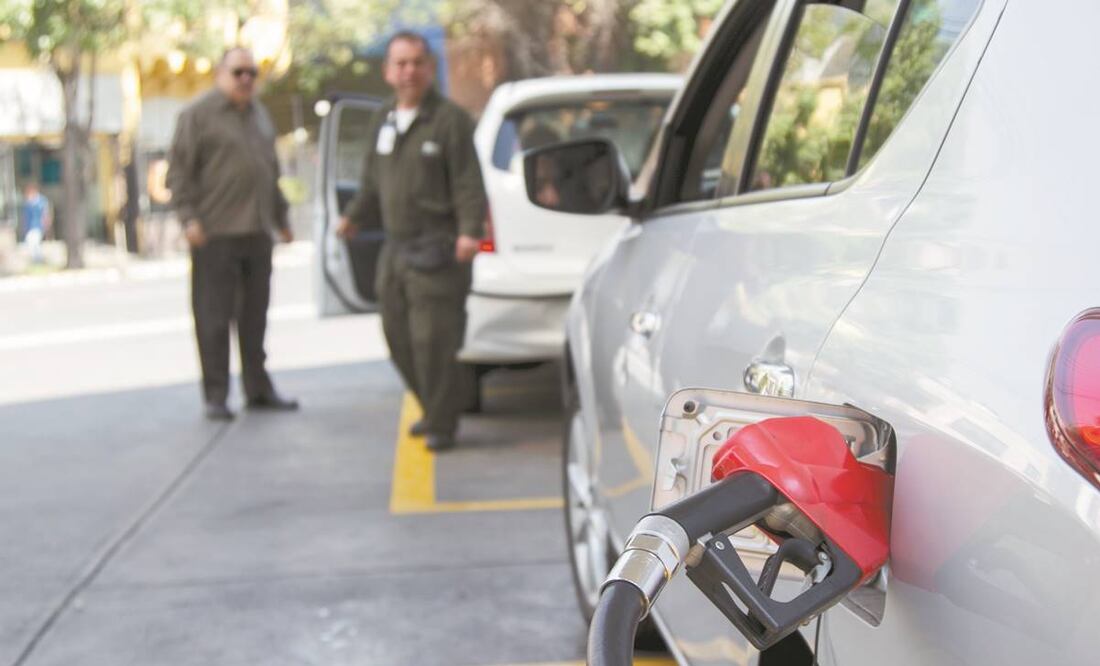 La cuota del impuesto especial sobre producción y servicios a la gasolina Premium se reducirá de 4.31 pesos a 3.91 pesos por litro. Foto: Archivo/ El Universal.
