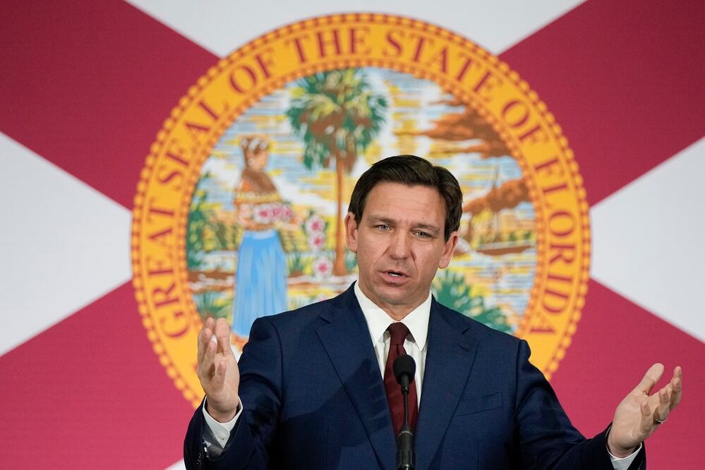 El gobernador de Florida, Ron DeSantis, durante una conferencia en Miami, el 9 de mayo de 2023. Foto: AP/Archivo