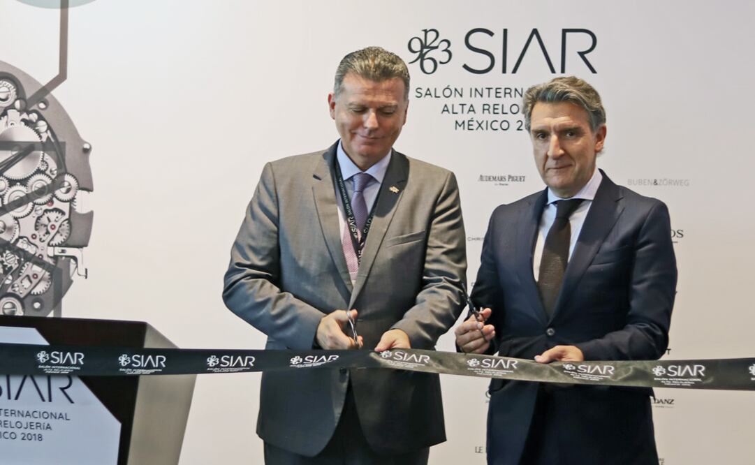 Eric Mayoraz, embajador de Suiza en México, en compañía de Carlos Alonso, Director General y fundador del SIAR, inauguraron el salón