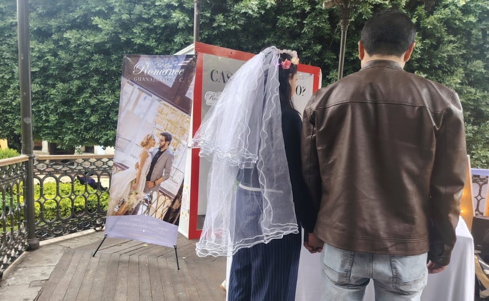 David Santibáñez, encargado del evento, explicó que la Asociación Civil “Romance Guanajuato” hace esa promoción para promocionar las bodas en la entidad. | Foto: Xóchitl Álvarez.