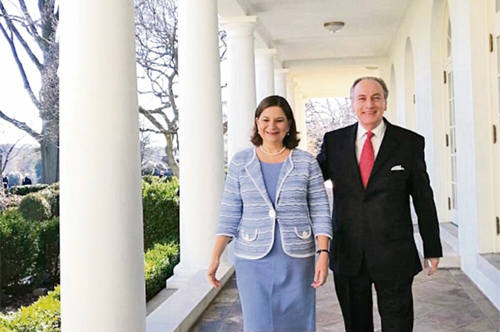 La embajadora Martha Bárcena Coqui y su esposo, el embajador en retiro Agustín Gutiérrez Canet, en la Casa Blanca. Foto: ESPECIAL