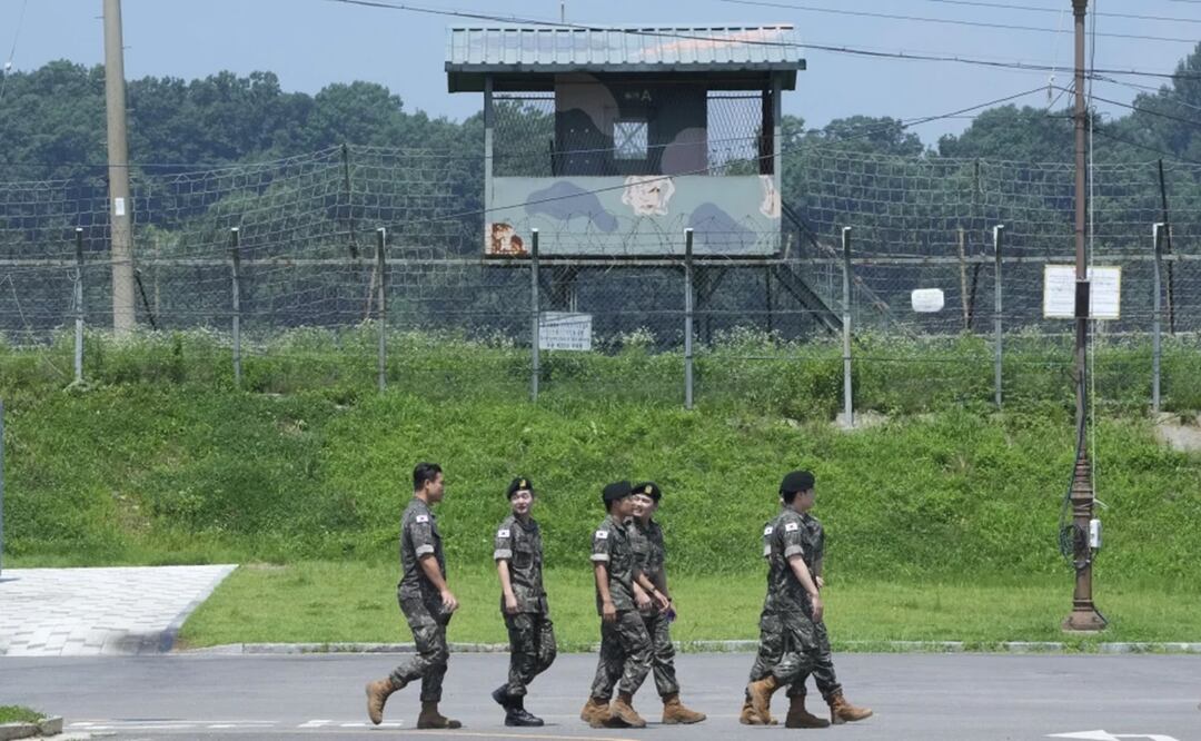 Soldados del ejército surcoreano pasan por delante de un puesto de vigilancia militar en el Pabellón Imjingak en Paju, Corea del Sur, cerca de la frontera con Corea del Norte, el 19 de julio de 2023. Foto: AP