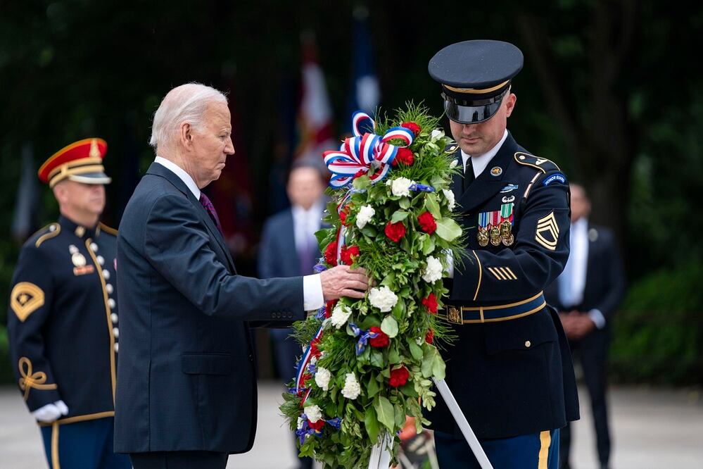Arlington. El presidente de Estados Unidos, Joe Biden, deposita una corona de flores en la Tumba del Soldado Desconocido durante una Ceremonia Presidencial de Colocación de Coronas con todos los Honores de las Fuerzas Armadas en el Cementerio Nacional de Arlington, en Arlington, Virginia. FOTO: EFE
