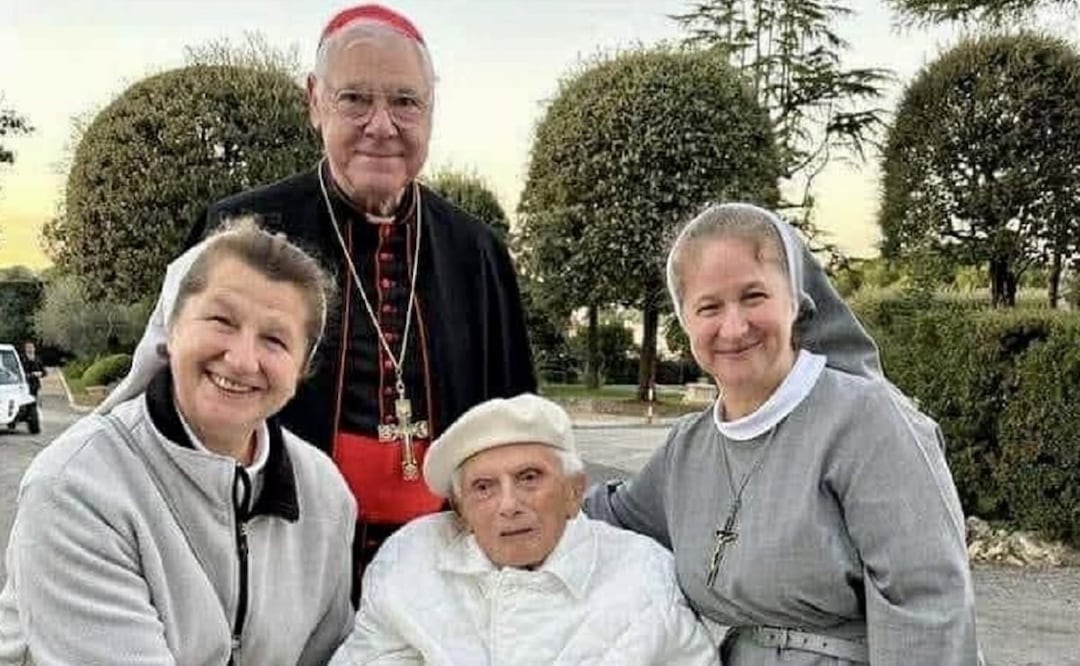 Benedicto XVI, en los jardines vaticanos. Foto: Fundación Ratzinger