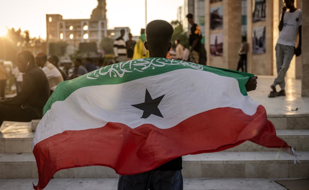 Un hombre sostiene una bandera de Somalilandia frente al monumento conmemorativo de la guerra de Hargeisa, en Hargeisa, el 7 de noviembre de 2024. El 26 de diciembre de 2025, el presidente de Somalilandia celebró el anuncio de Israel de reconocer su condición de Estado y afirmó que la decisión marcaba el inicio de una "asociación estratégica". Foto: AFP