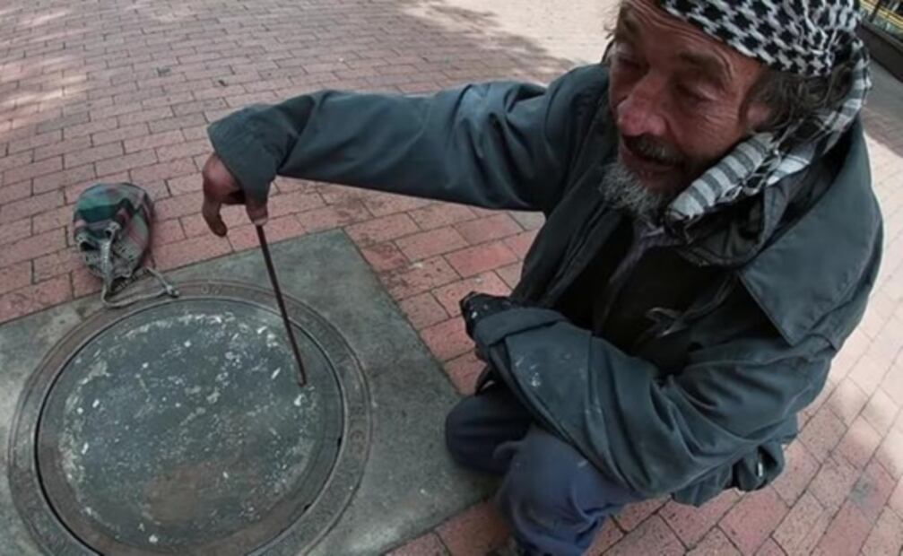 Lucas, el hombre que ha vivido en una alcantarilla desde hace 18 años