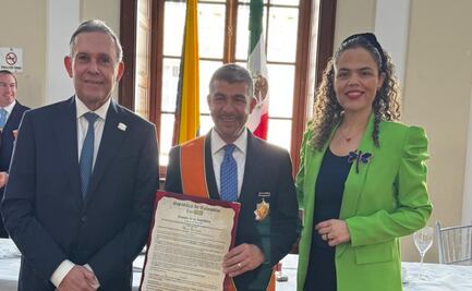 Senado de Colombia, reconoce a Mauricio Tabe; recibe condecoración por su defensa de la democracia