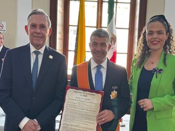 Senado de Colombia, reconoce a Mauricio Tabe; recibe condecoración por su defensa de la democracia