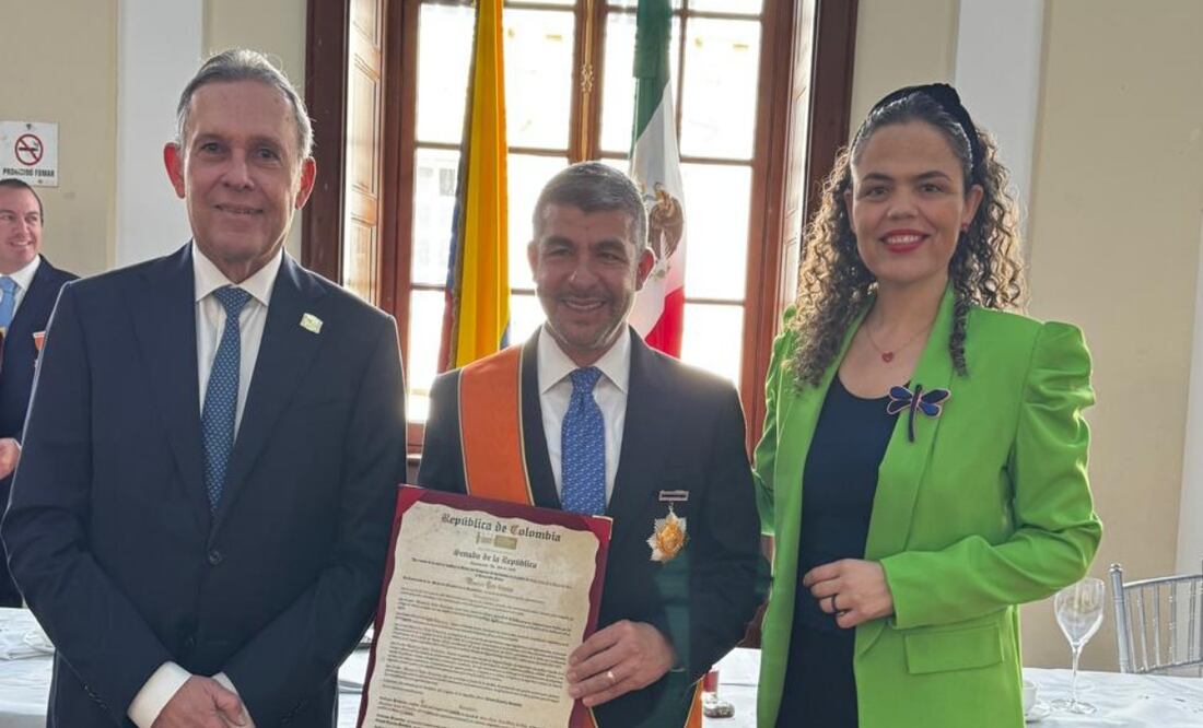 Reconocen a Mauricio Tabe en Colombia; recibe condecoración por su defensa de la democracia. Foto: Omar Díaz