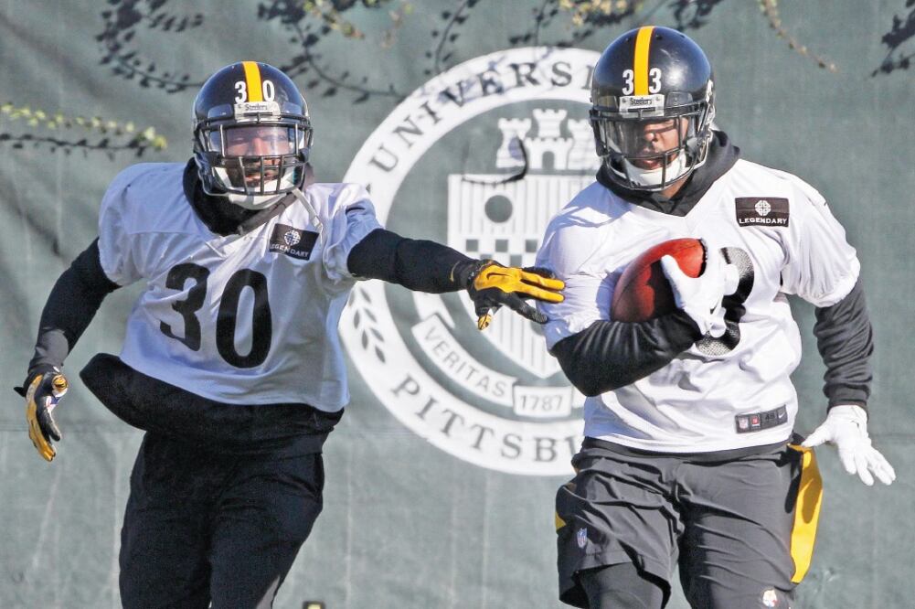 Fitzgerald Toussaint (der.) se perfila como el corredor titular (GENE J. PUSKAR. AP)