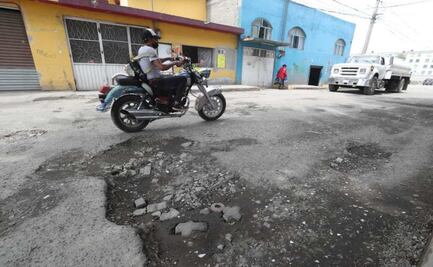 Habitantes de Toluca cubren baches con piedras o pedazos de chatarra a falta de pavimentación