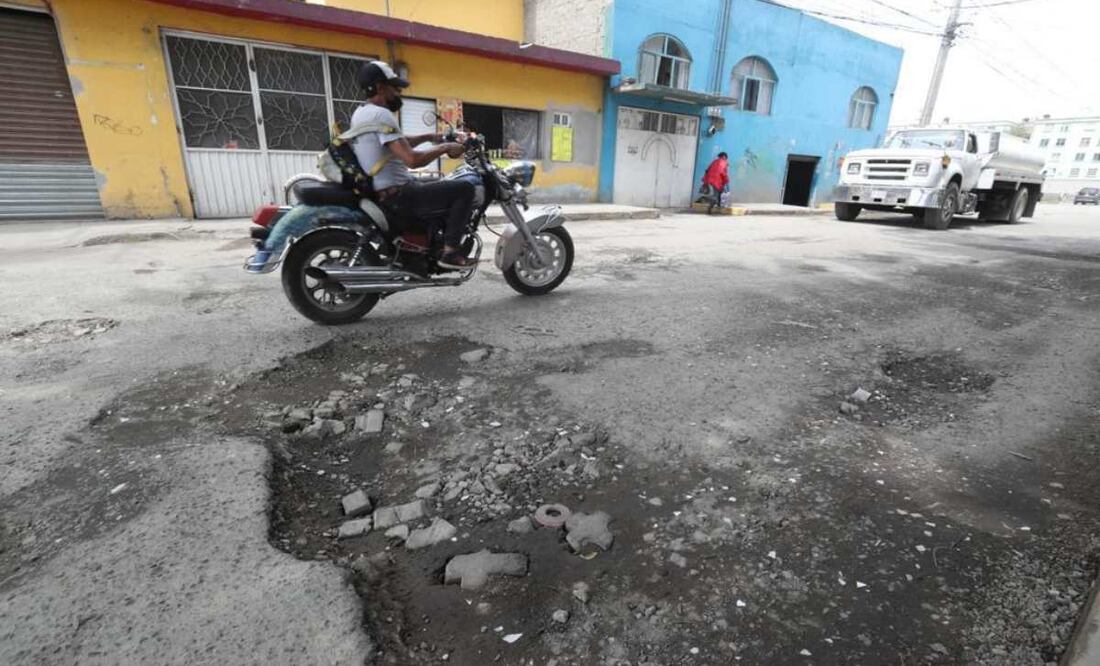Los vecinos se organizaron para tapar los agujeros del pavimento por su cuenta y para mantener las vialidades en buen estado, optaron por echar grava, arena o un poco de tierra. Foto: Jorge Alvarado. EL UNIVERSAL