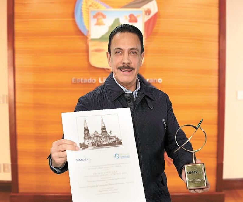 El mandatario estatal, Omar Fayad, recibió por el Sistema Tuzobús el Premio Latinoamericano SIMUS a la Movilidad Urbana Sustentable. Foto: Especial