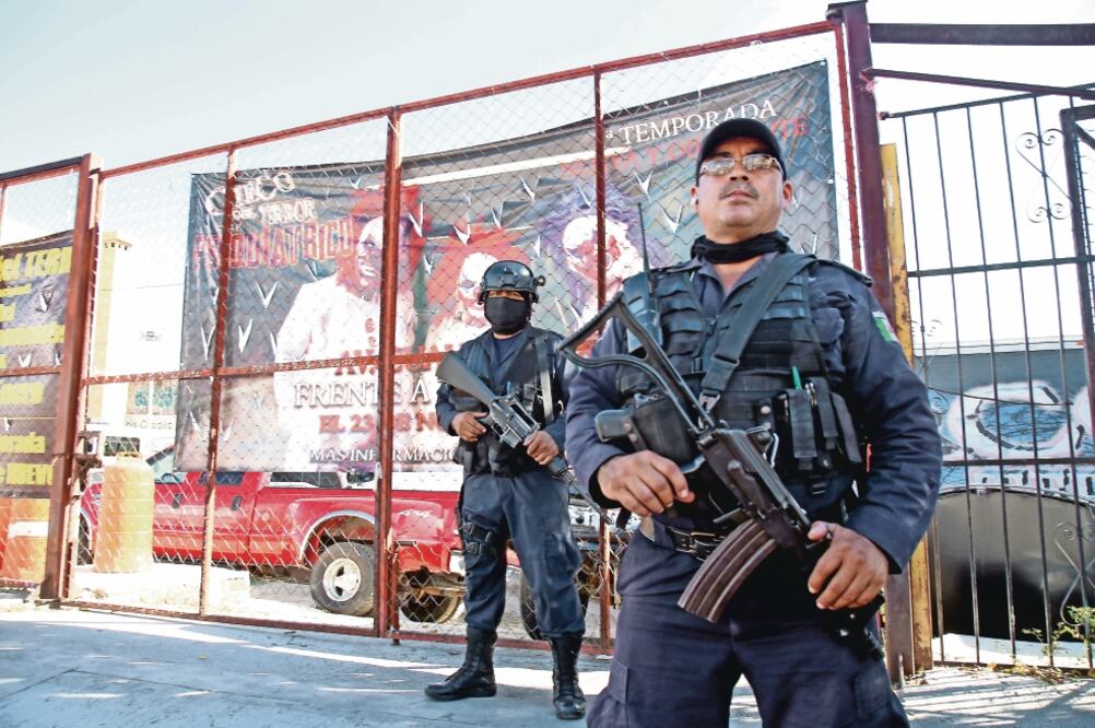En Acapulco, Guerrero, policías resguardaron las instalaciones del Circo del Terror, luego de que fueron atacadas por hombres armados. (ALBERTO CARBAJAL. CUARTOSCURO)
