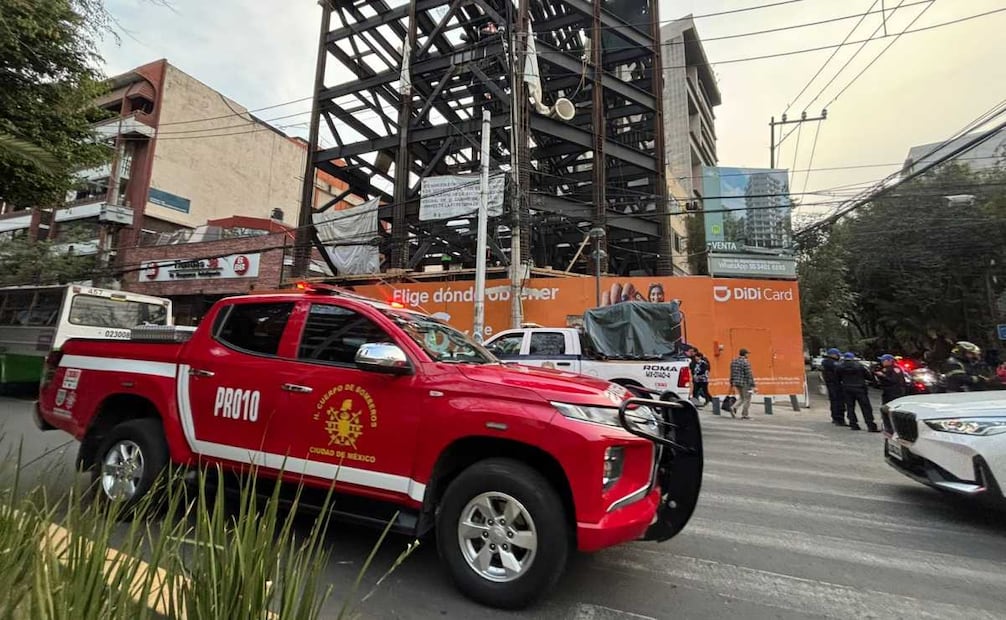 Elementos de emergencia asistieron al lugar para atender a posibles lesionados (09/12/2025). Foto: Juan Carlos Williams / EL UNIVERSAL