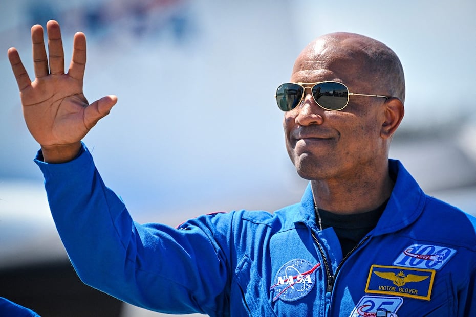 El piloto de la NASA Victor Glover, durante una ceremonia previo al lanzamiento de la misión Artemis II, en el Centro Espacial Kennedy, en Florida. FOTO: MIGUEL J. RODRÍGUEZ CARRILLO. AFP