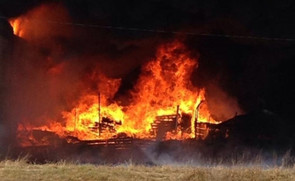 Registran fuerte incendio en depósito de reciclaje en Toluca