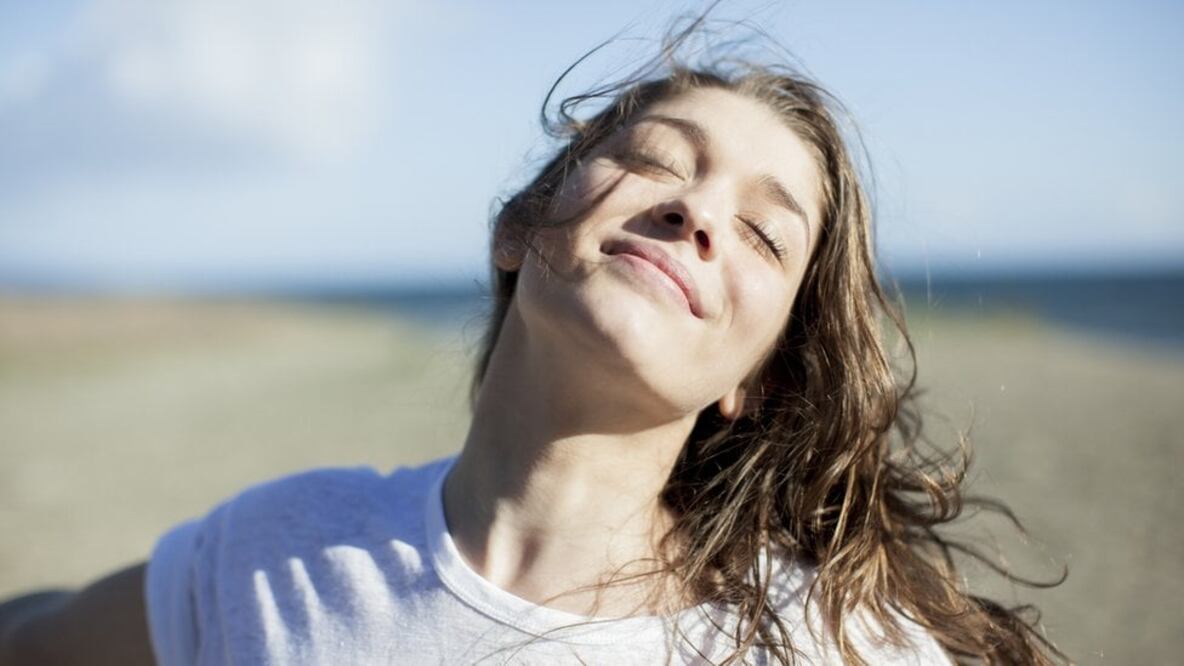 Qué es la "dictadura de la felicidad" y cómo podemos liberarnos de ella