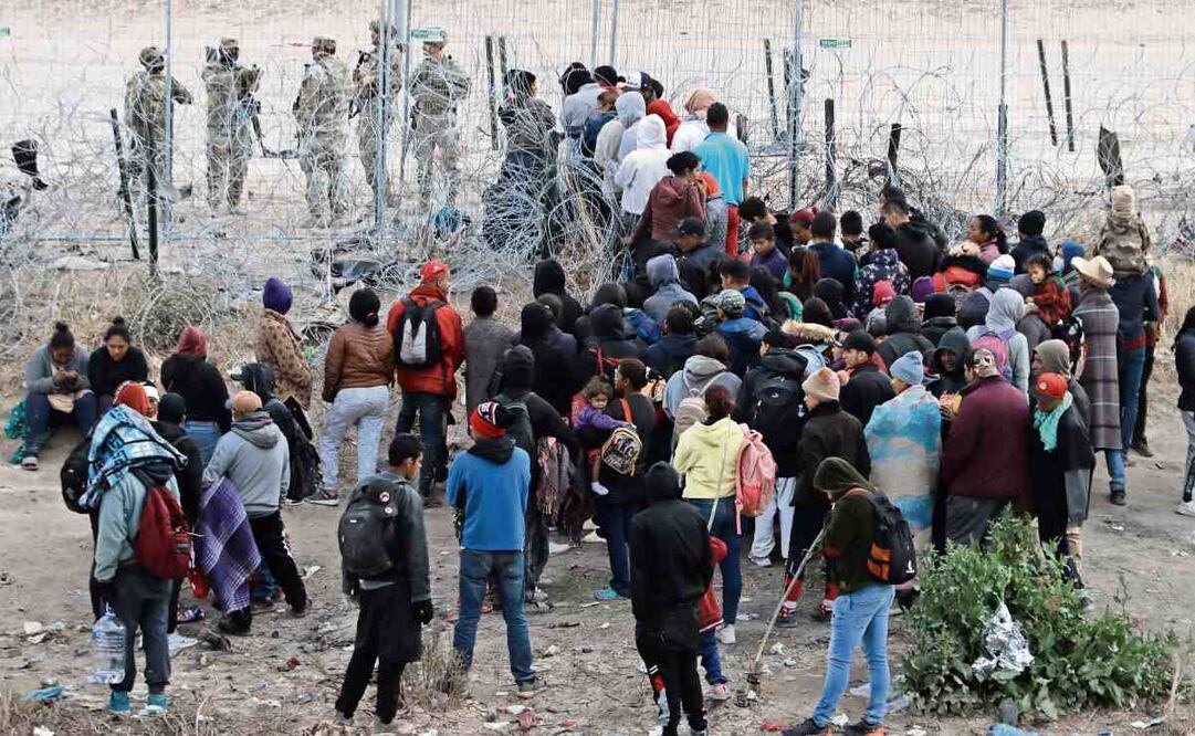 Cientos de migrantes instalan campamento en el Río Bravo, en espera de que agentes de la Guardia Nacional Texana, los deje ingresar al muro fronterizo.
En el campamento improvisado se encuentran infantes y mujeres, que duermen a unos metros de la puerta 36 con la ilusión de poder pasar el cerco de navajas. Foto: Christian Torres/ EL UNIVERSAL