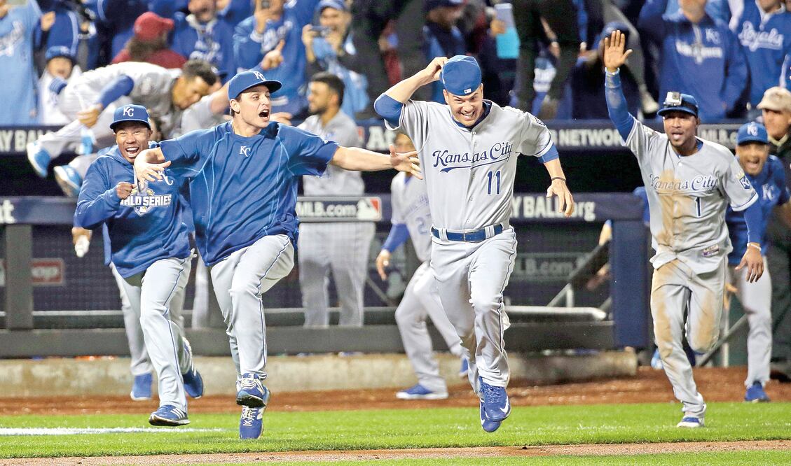 Los Royals festejaron a lo grande al imponerse a los Mets en extra innings (DAVID J. PHILLIP. AP)