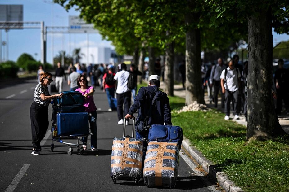 La gente sale con sus maletas del aeropuerto Humberto Delgado, tras el apagón general en Lisboa. FOTO: PATRICIA DE MELO MOREIRA. AFP