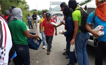 Levantan normalistas bloqueo de Autopista del Sol