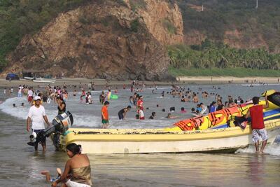 Reportan en Aquila estruendo y caída de objeto en el mar