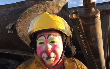 “Payasito bomberín” ayuda a sofocar incendio en Edomex