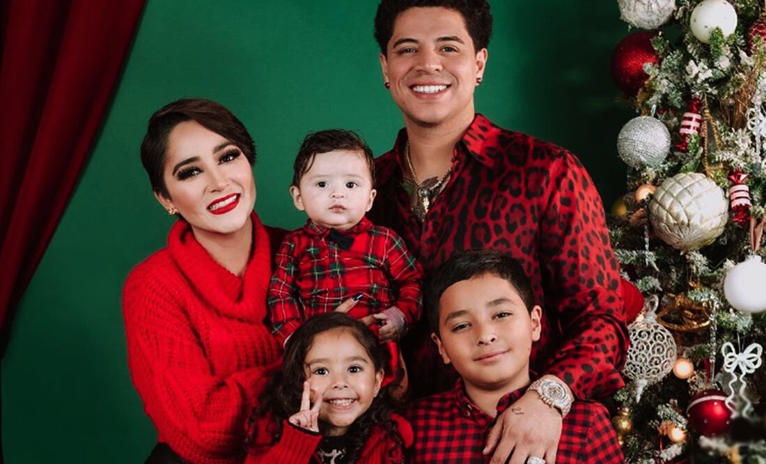 Eduin Caz posa con su exesposa, Daisy Anahy, con sus tres hijos: Eduin Gerardo, Dhasia Geraldine y Christian para una postal navideña.
Foto: Instagram