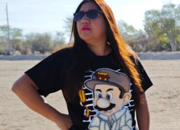 Regidora de La Paz, BCS, viste camiseta alusiva a "El Chapo" Guzmán; la usa durante actos oficiales y encuentros con ciudadanos