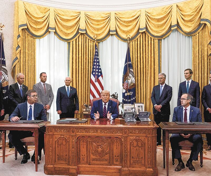 El presidente serbio, Aleksandar Vucic, con el mandatario estadounidense, Donald Trump, y el primer ministro kosovar, Avdullah Hoti, ayer durante la firma del pacto económico entre Serbia y Kosovo, en el Despacho Oval de la Casa Blanca. Foto: EFE