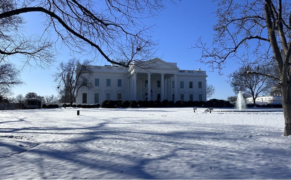 Una segunda tormenta invernal avanza hacia las montañas Rocosas y en Colorado se han difundido alertas sobre el peligro de avalanchas debido a las nevadas intensas y vientos fuertes. Foto: EFE