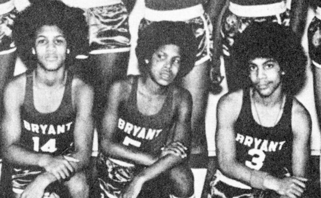 En segundo año el basquetbol pasó a segundo plano respecto de la guitarra y el micrófono. En la imagen, Prince (derecha) con su uniforme deportivo. (FOTO: Especial)