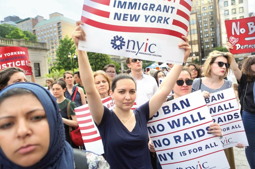 Ciudadanos se manifiestan contra las políticas migratorias de la Casa Blanca durante una protesta en Nueva York, el pasado 29 de junio (JOE PENNEY. REUTERS)