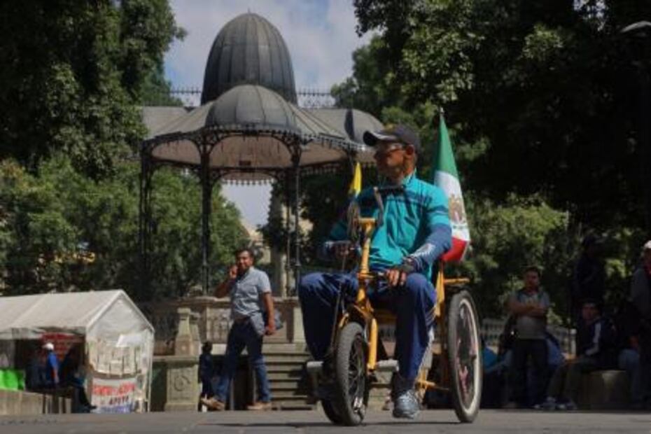 Llega a Oaxaca colombiano que cruza continente en silla de ruedas