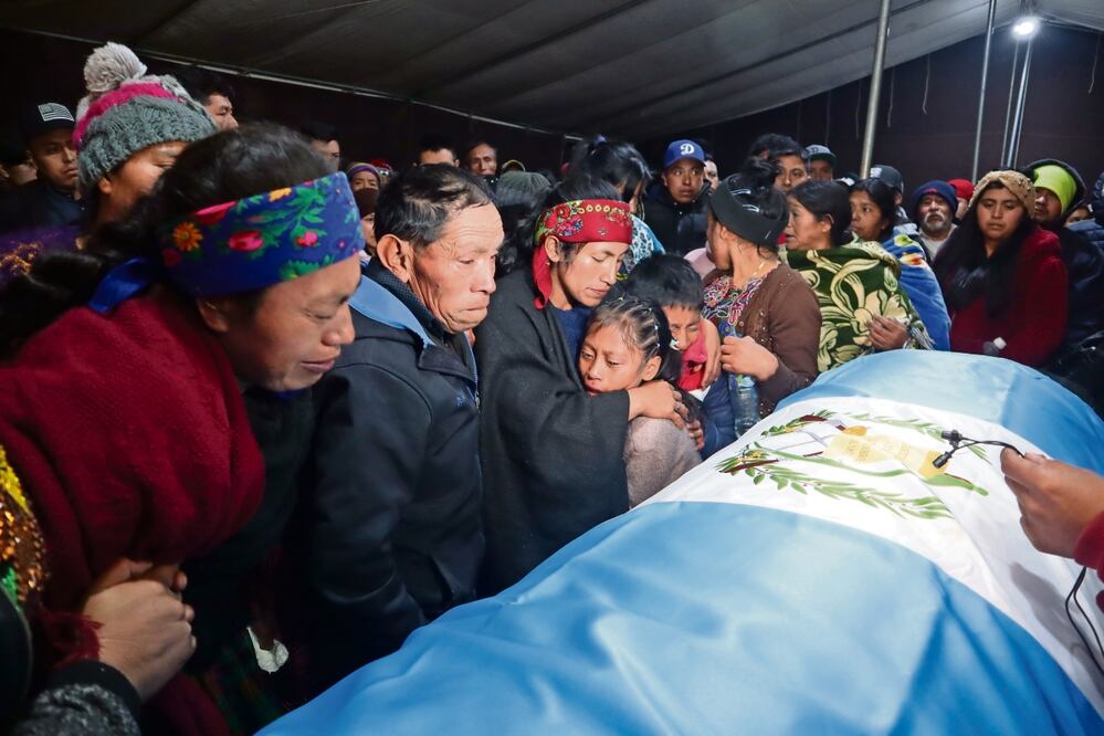 Entre lágrimas y llanto, la familia de Roberto González Hernández recibió su cadáver, que ayer fue sepultado en su natal San Antonio Sija, Guatemala.