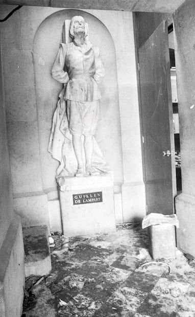 Vista de la estatua de Guillen de Lampart, el irlandés que en 1650 intentó independizar a la Nueva España de la corona española. Hubo daños a la escultura, así como un desorden de tierra al interior del Ángel. Foto: Archivo EL UNIVERSAL.