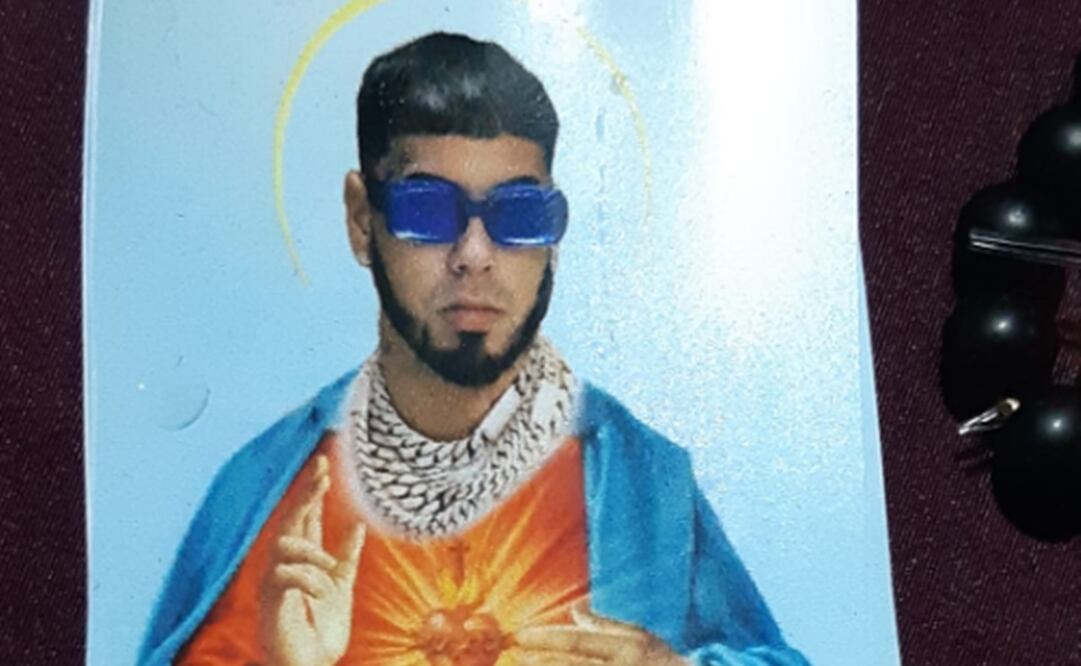 Estampitas de Anuel AA circulan a los alrededores del Estadio GNP. Foto: David Rosas/ EL UNIVERSAL.