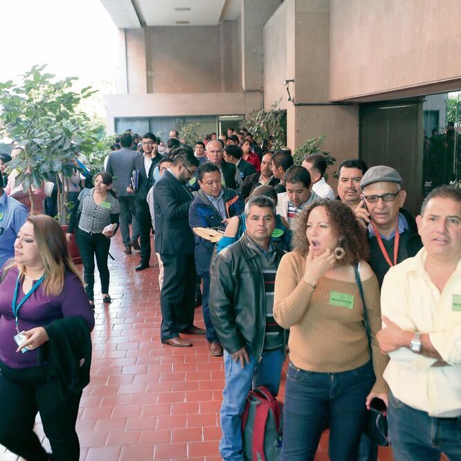 Decenas de funcionarios de todos los niveles, entre ellos alcaldes, acuden a la Cámara de Diputados a pedir presupuesto para 2019. Foto: IRVIN OLIVARES. ELUNIVERSAL