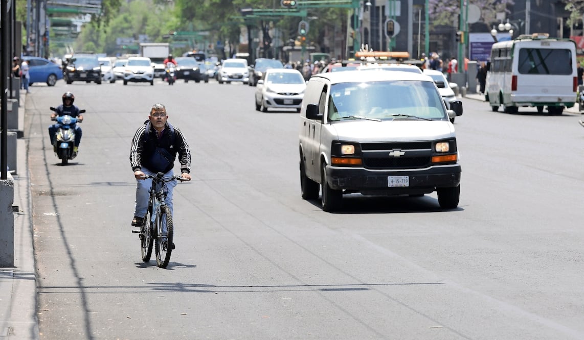 La falta de balizamiento no permite diferenciar la división de carriles. Foto: Diego Prado/ EL UNIVERSAL