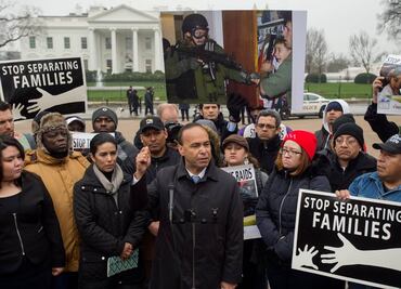 Buscan 139 demócratas proteger a migrantes ante redadas